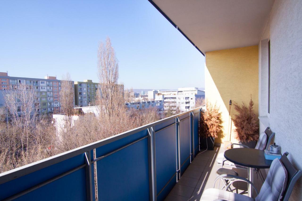 After Six Apartment Братислава Екстериор снимка